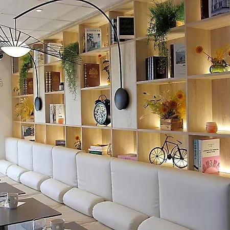 Kyriad Centre 3*
