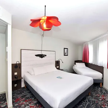 Kyriad Centre 3*
