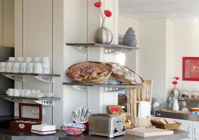 Kyriad Centre Hotel 3*